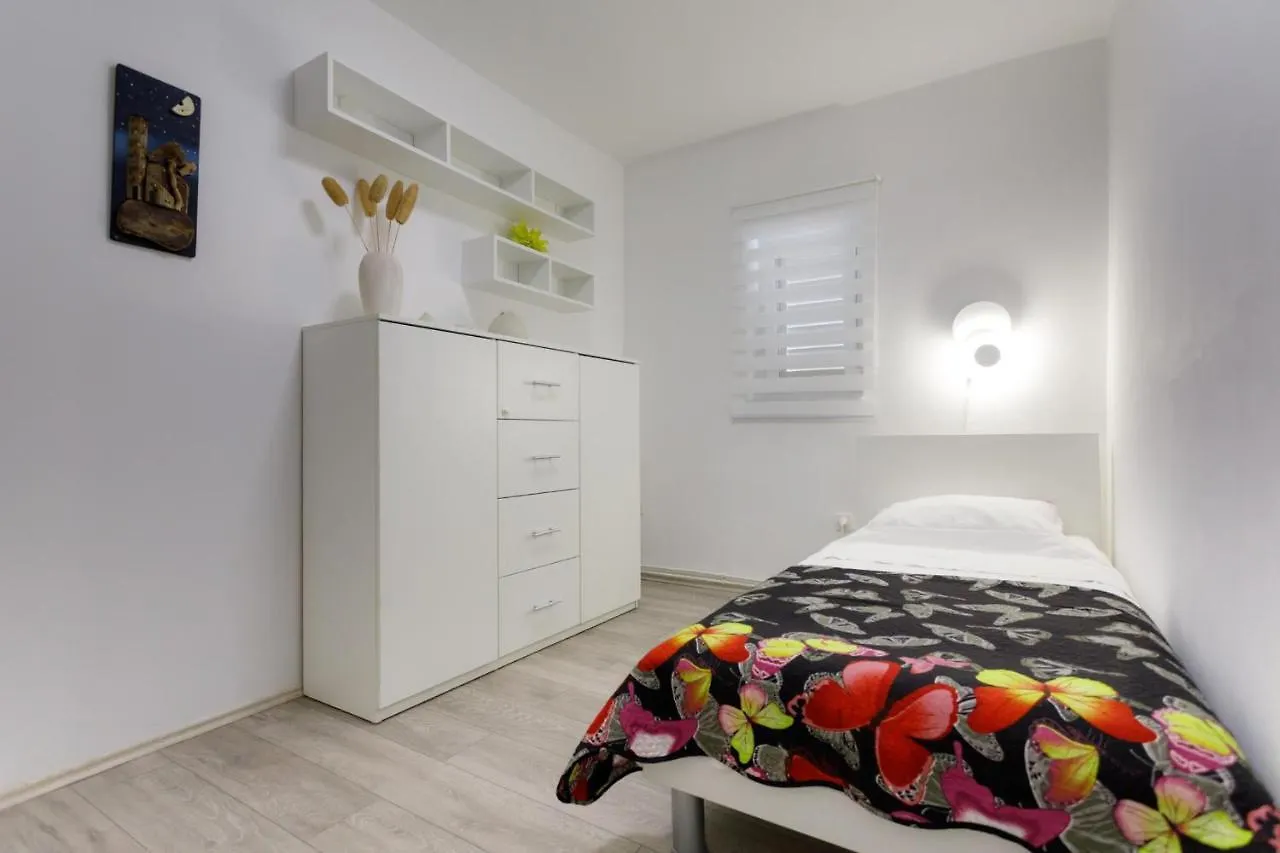 Apartment Apartman Laura Krk Town