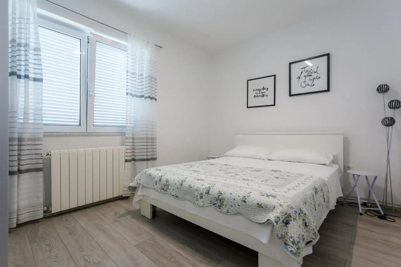 Apartment Apartman Laura Krk Town