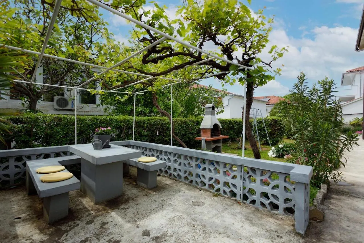 Apartment Apartman Laura Krk Town